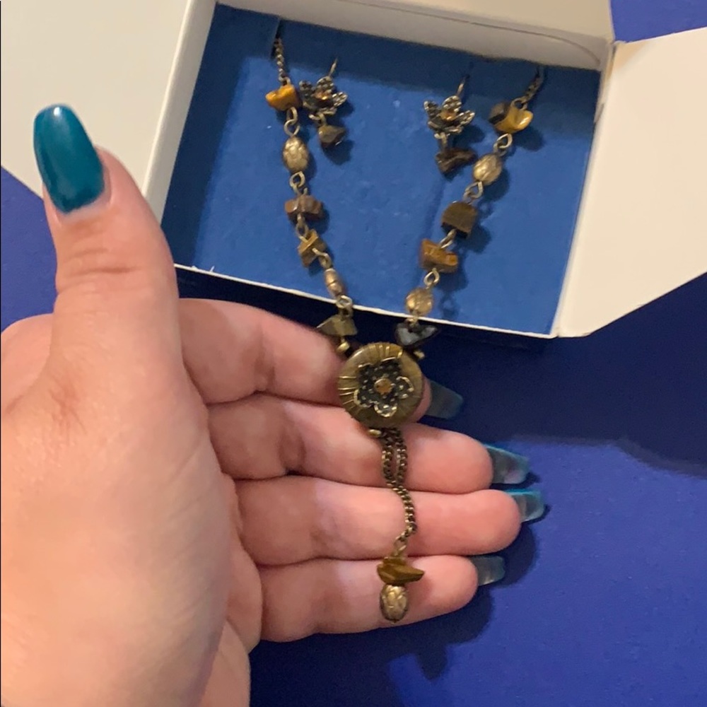 Avon Tiger’s Eye Medallion Necklace Set